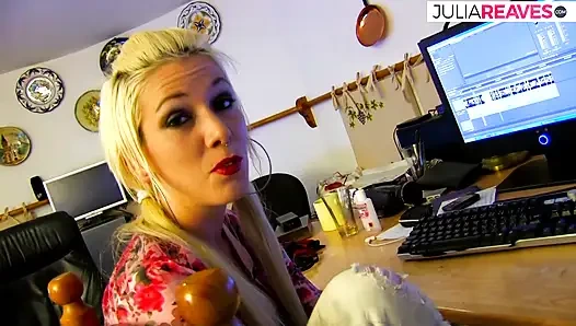 Mari kita pergi ke alam dan di sana wanita impian pirang disetubuhi secara anal