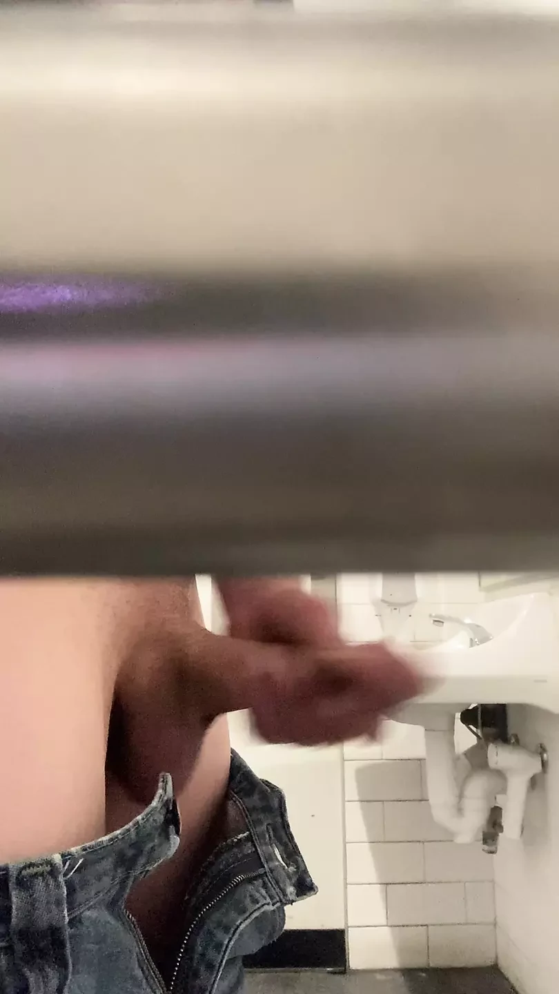 Tesão no trabalho teve que se masturbar