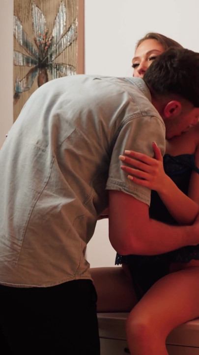 En iyi arkadaşım erkek delisi ateşli karısını sikmemi istiyor | Klip 1