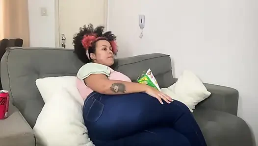 Aku lagi kentut dan sambil nonton TV
