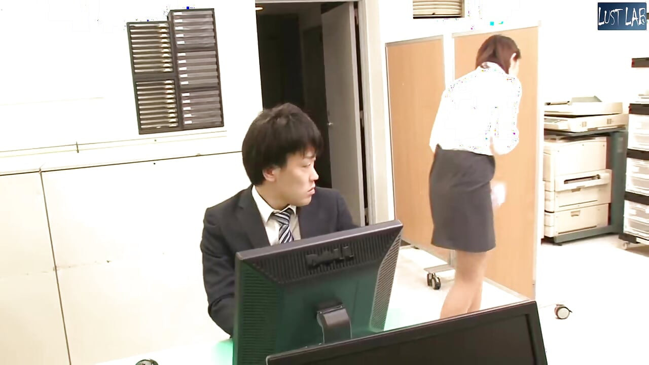 사무실 유혹 - 팬티 없는 동료가 갑자기 눈 앞에서 옷을 벗다 - 1부