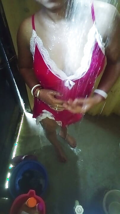 Desi bhabhai washroom MMS  viralvideo