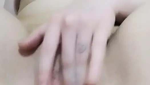 Мастурбирую мою киску, пока не окучится сливки