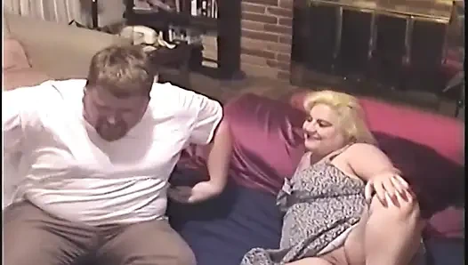 Olgun sarışın orta yaşlı seksi kadın büyük yarak emiyor ıslak ve derin