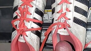 mechanik znalazł w furgonetce śmierdzące buty do piłki nożnej