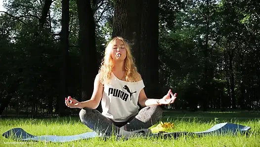 Seksi Rus kız sigara içiyor açık havada rahatlıyor