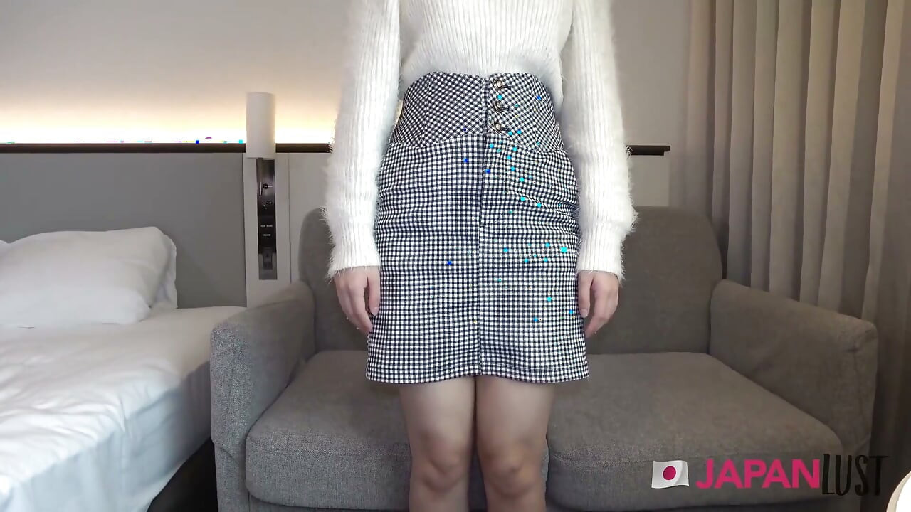 甜美的Mayuri脱衣服, 玩弄玩具, 然后被深深地操, 直到她高潮, 带着幸福的呻吟