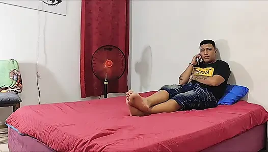 Aku ngasih pijat kaki abang tiriku waktu kontolnya keras banget, dan aku memekku enak banget, jadi kami aku habis-habisan