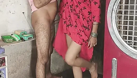 Arsch-muschi ficken, muschi lutschen, brüste lutschen, milch aus der brust lutschen und auf dem schwanz im doggystyle sitzen und direkt auf Hindi-audio liegend