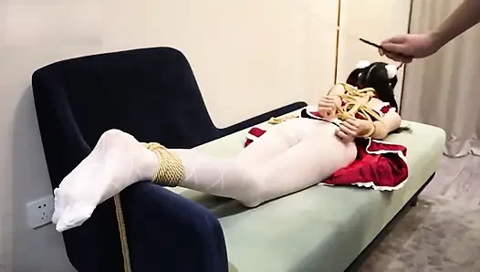 Jw1-ein mädchen mit weißen strümpfen wurde als hogtie-bondage gefesselt