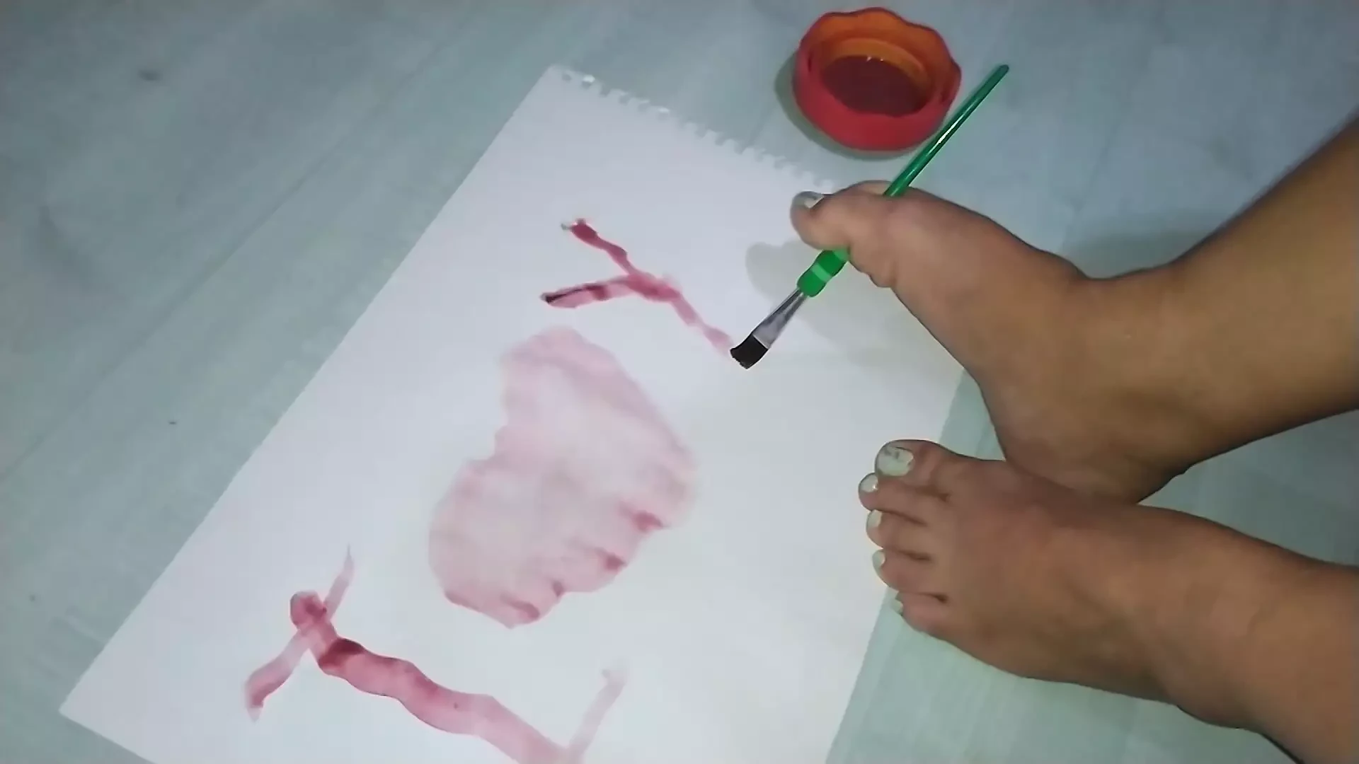 饥渴的恋足妈妈nikita刮她的腿并用她的脚趾绘画