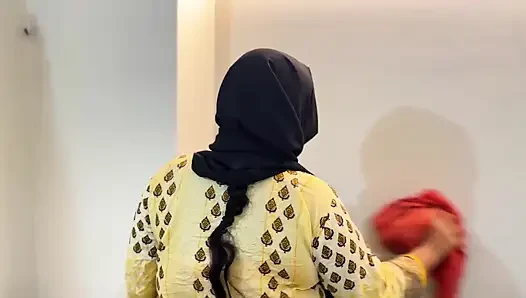 Teman sekamarku dengan pantat bahenol dan toket besar berhijab kamiz dengan celana dalam seksi dan bersihin kamar kami
