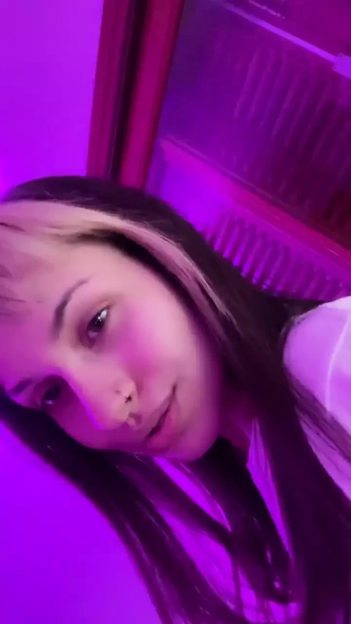 漂亮模特展示她紧致的阴户和美丽的胸部