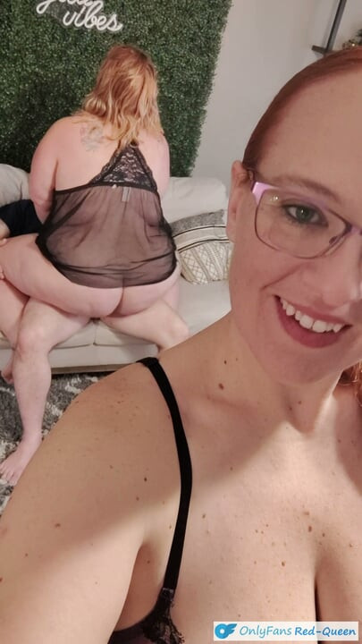 Selfie s rogonjom - Žena gleda i snima kako je vara mlađa slatka debela cura