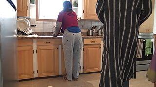 Une marocaine reçoit un creampie en levrette dans la cuisine