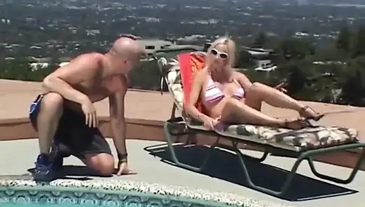 Toket cowok botak dientot dan dientot habis-habisan sama tante seksi