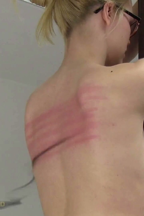 Lizzy spanking-maschine - nackte rücken-peitsche
