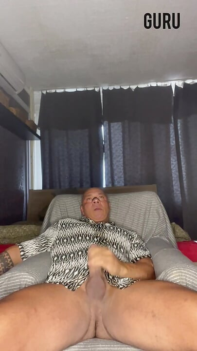 Gospodin Guru. Seksi bodybuilderica drka kod kuće