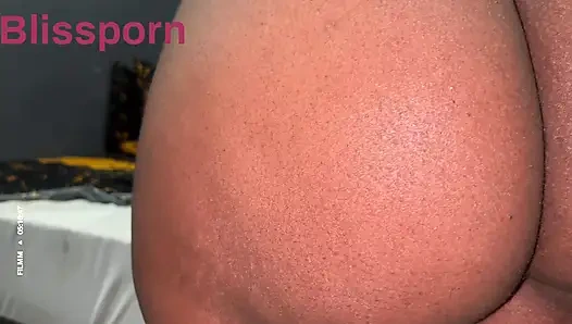 Cewek semok kulit hitam lagi asik twerking dan nyepong kontol raksasa pria kulit hitam