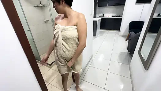 Seksi üvey kız kardeşimin kilitli banyosundan çıkmasına yardım ediyorum, karşılığında sıkı götünü sert sikmeme izin veriyor.