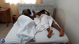 Morty Black Prod - geiler Tabu-Sex in Afrika. Typ findet Stiefschwester in einem Badezimmer und fickt ihre Muschi hart - Trailer