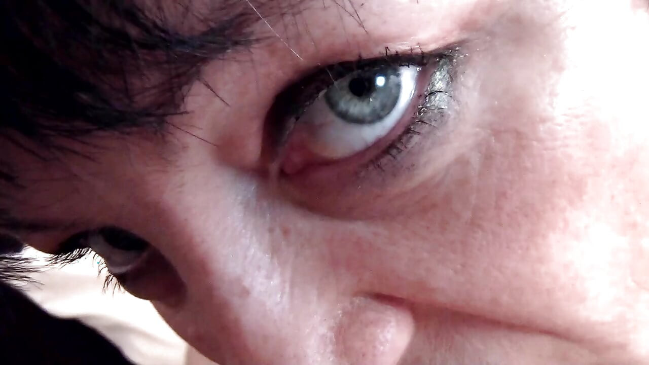 Harige rijpe vrouw speelt met haar speelgoed en met zijn pik