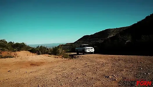 Sevimli sıska sarışın yol kenarında ayakta sikiliyor