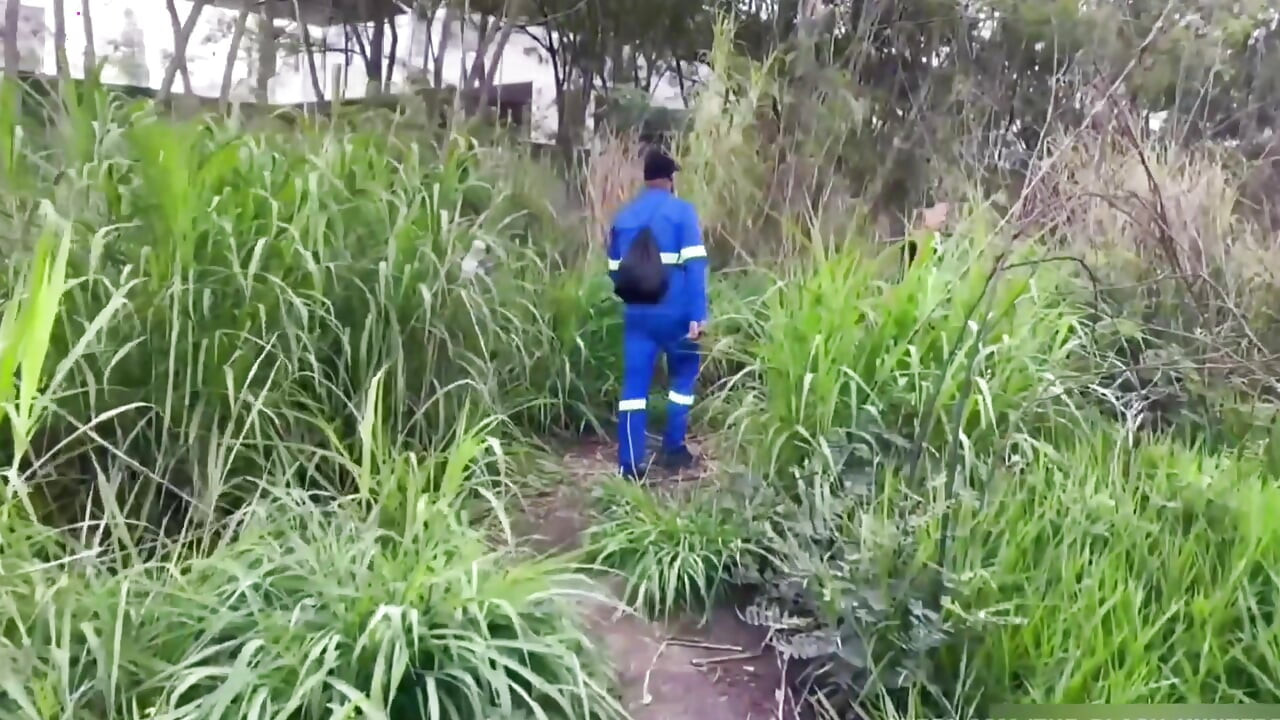 Pekerja melalui taman dan mendapat