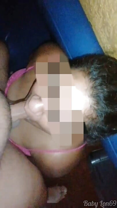 Vah bahut seksi dikhti hai jabki vah mera land choos rahi hai