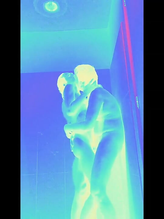 Трахни мене Карла в душі