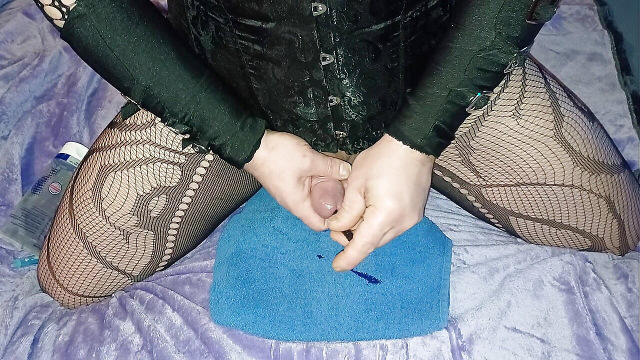 Kadın kılıklı leo vibratör ve dilatörle mastürbasyon yapıyor