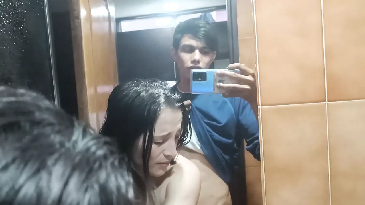 我从我的女朋友那里回到家，但我发现她在浴室里，我让她吮吸我的鸡巴去参加派对
