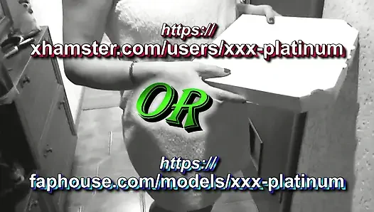 Pizzabote brachte pizza Sein Treffen mit nacktem besitzer, sexy blonde MILF ohne höschen und bh. Dusche. Arsch, reife titten, muschi