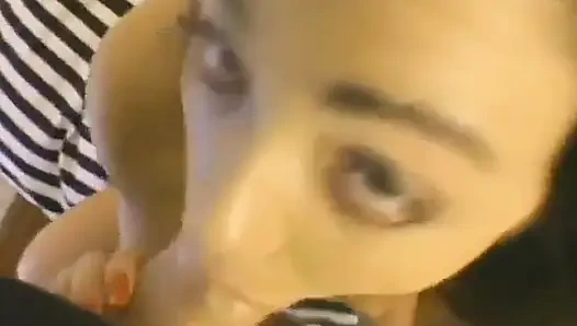 Cherrokee показывает свои навыки сосания хуя