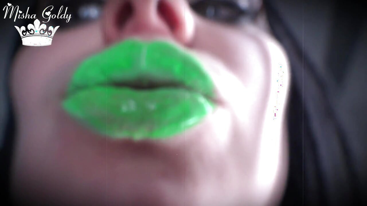 Labios verdes fosfóricos brillantes hipnotizados