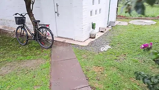 Он вернулся домой рано с работы. Меня застукали голой.