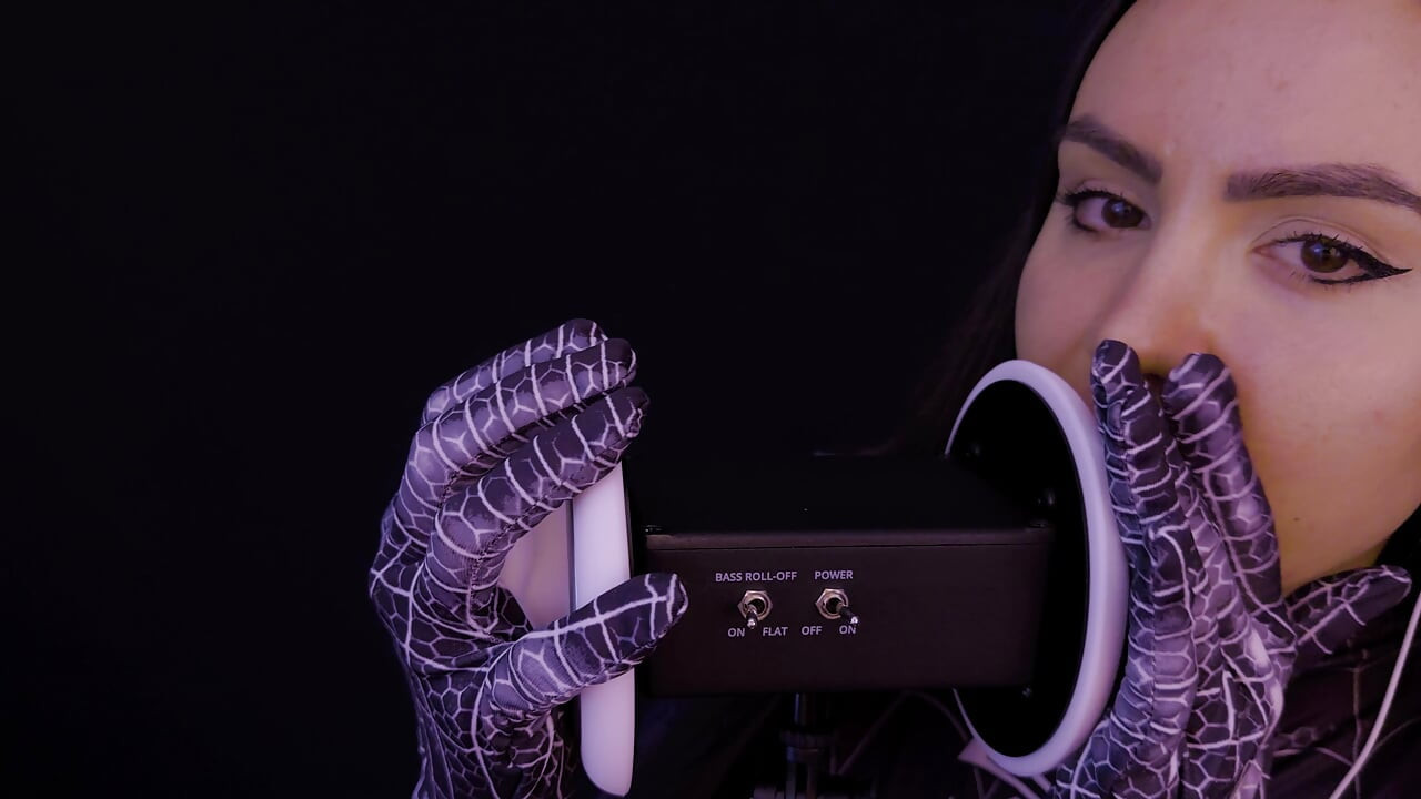 ASMR Ureche lingând lins de păianjen costumată