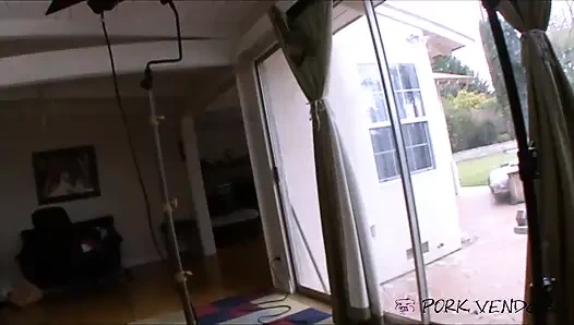 Сочная толстая задница Jazmynne показывает свои изгибы в тугом нижнем белье.