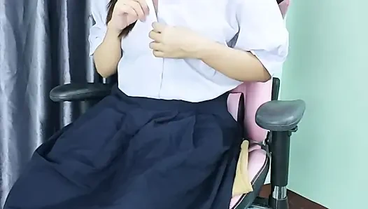 Bir lise öğrencisi bilgisayar masasında dildoyla seks yaptı. Real Thai Solo