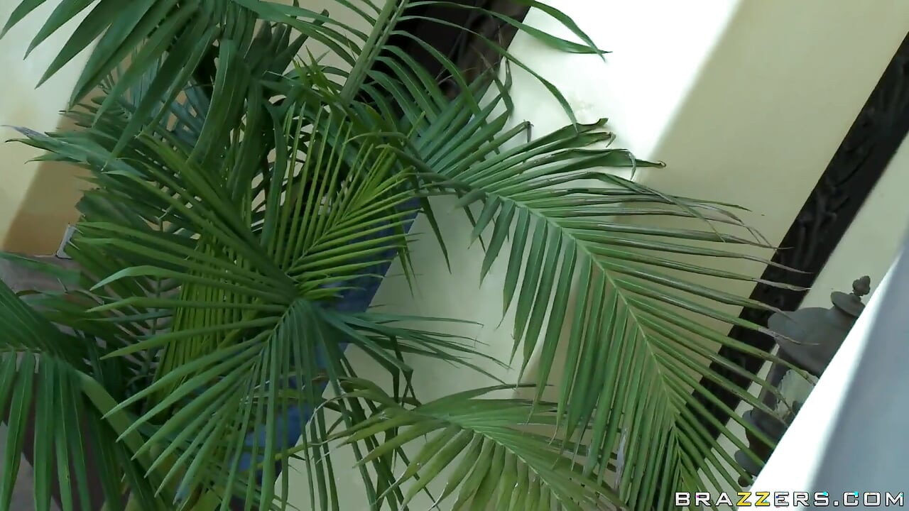 Thanh thiếu niên thích nó lớn - Kiara đang buồn chán trong phòng của cô ấy và hơn nghe thấy sự khủng khiếp đến từ nhà bên cạnh