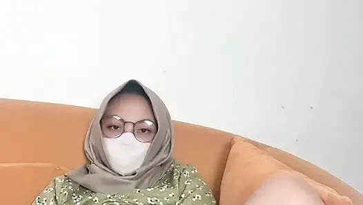 Молодая мама демонстрирует своё идеальное тело