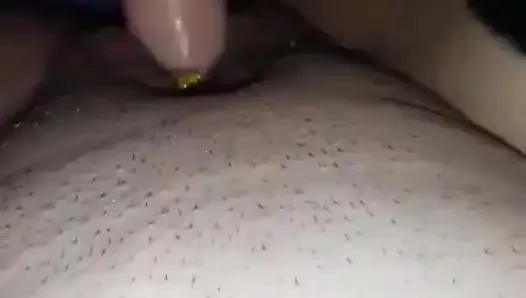 Aku lagi asik ngentot memekku pakai dildo sambil pakai butt plug