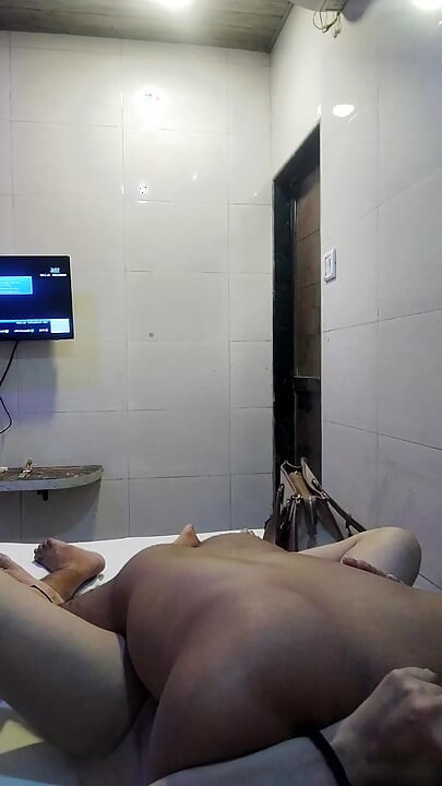 Pojedem cijelu guzicu svoje cure, tako jako stenje