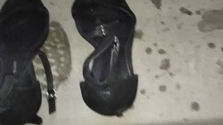 Brinque com sandálias de tiras no chão do apartamento