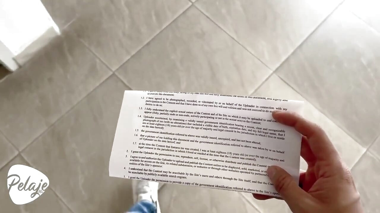 La secretaria hace esperar mucho tiempo al paciente y decide ir al baño y follarla