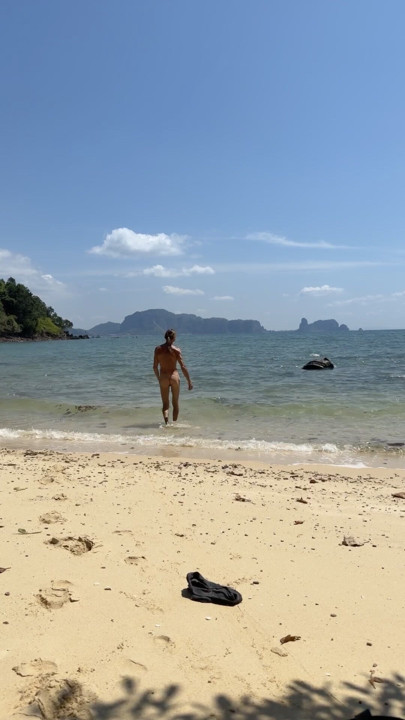Nøgen gåtur på stranden