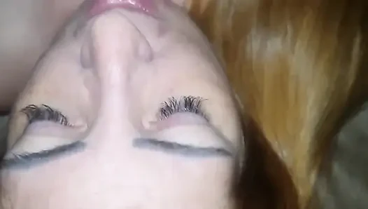 Seks amatir dengan blowjob dan muncrat di sofa ruang tamu.