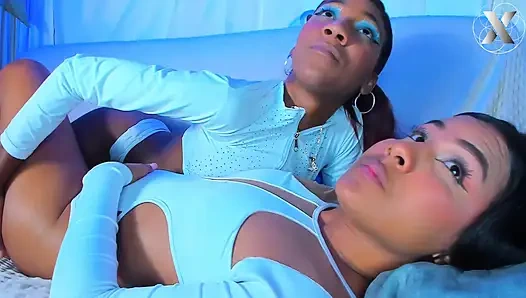 Первая лесбийская встреча: моя девушка учит меня правильно лизать киску быстрым языком