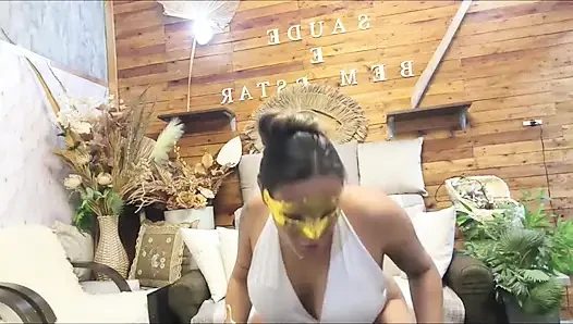Горячая бразильская латина-жена играет с секс-машиной