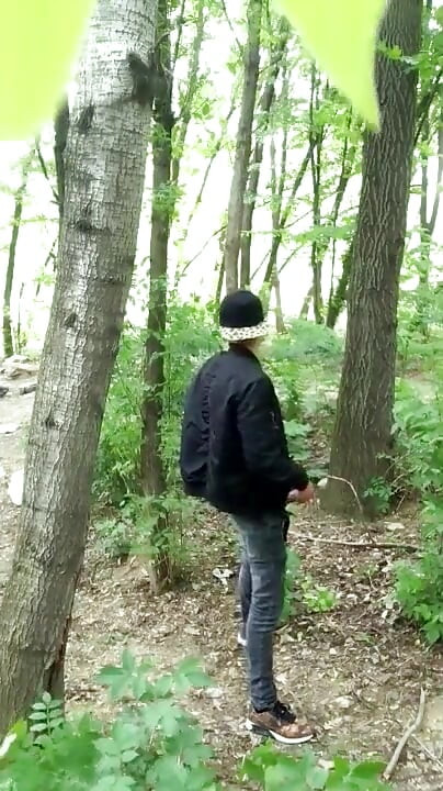 Bad boy ryckar medan han röker cigarett i en skog - nästan fångad - så hans bollar håller sig fulla